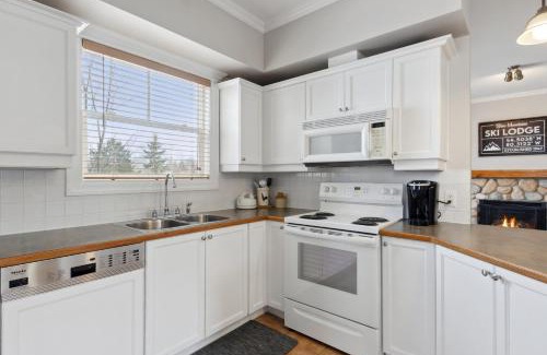 The Blue Mountains Casa | 3BR Snowbridge Chalet in Blue with Golf Course View