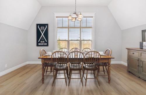 The Blue Mountains Casa | 3BR Snowbridge Chalet in Blue with Golf Course View