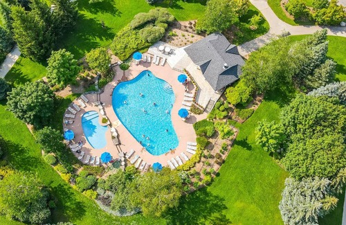 The Blue Mountains Casa | 3BR Snowbridge Chalet in Blue with Golf Course View