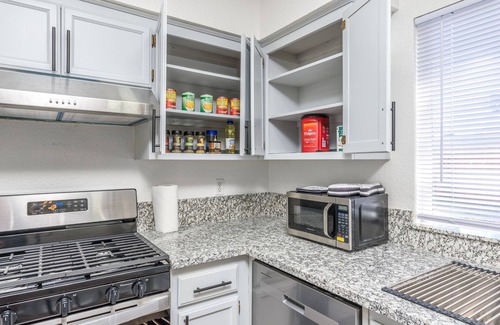 Merced Casa | 3BR Stylish Retreat en route to Yosemite, Centrally Located in Merced!