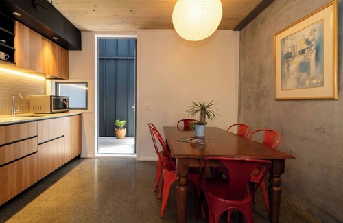 Te Aro Apartamento | 3BR Townhouse | Industrial Charm, Central Location