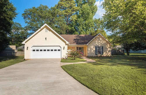 Warner Robins Casa | AtHome+1 Stay | 3BR w/Inground Pool | Fenced Yard