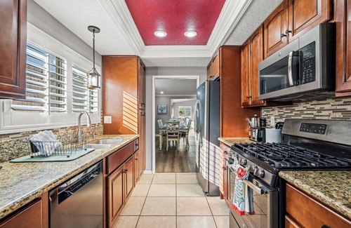 Lake Elsinore Casa | 3BR w/Pool ｜Jacuzzi ｜BBQ｜Fire Pit ｜King Bed
