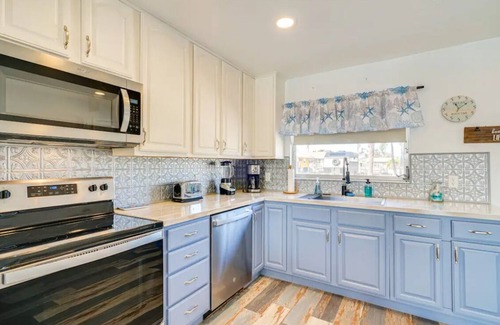 Matlacha Casa | 3BR Waterfront townhome Matlacha with hot tub, boat dock WiFi, bikes and kayaks