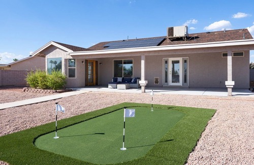 Glendale Casa | 3BR with Pool and Putting Green - 5 min away from Westgate/AZ Cardinals! Stadium