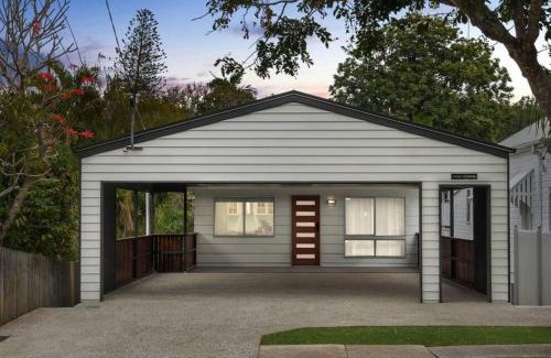 Lota Casa | 3BR15BA House w Parking Close to Eastwood Beach M8