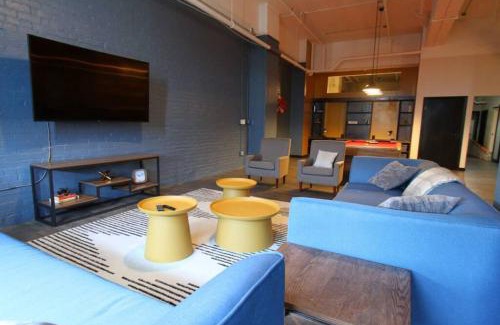 North Oakland Apartamento | 3E *New* Huge! Spacious 3 Bedroom in Oakland that sleeps 12!