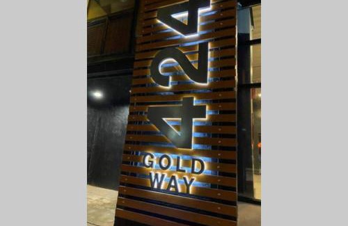 North Oakland Apartamento | 3E *New* Huge! Spacious 3 Bedroom in Oakland that sleeps 12!