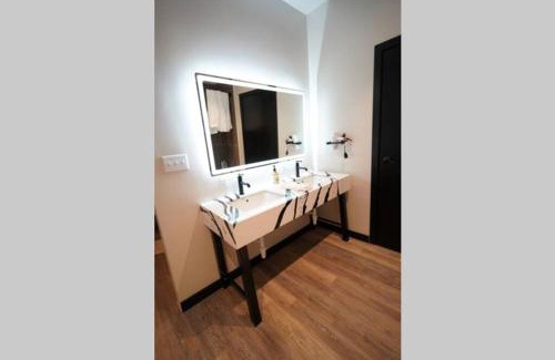 North Oakland Apartamento | 3E *New* Huge! Spacious 3 Bedroom in Oakland that sleeps 12!
