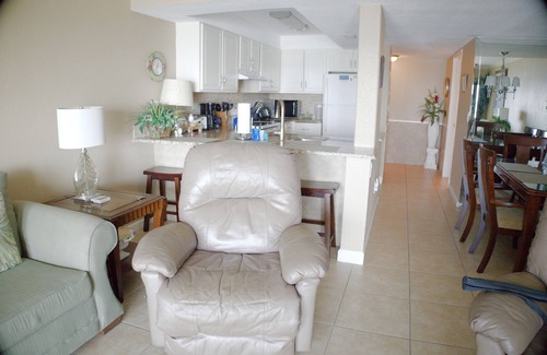 Crescent Beach Condominio | 3rd floor, 2 QBs in master w/ attached FB, 2nd FB, Q sleeper sofa in living room