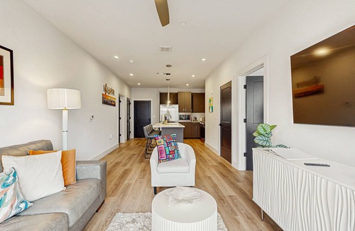 West End Condominio | 3rd-floor midtown condo next to Centennial Park with outdoor pool, gym, balcony