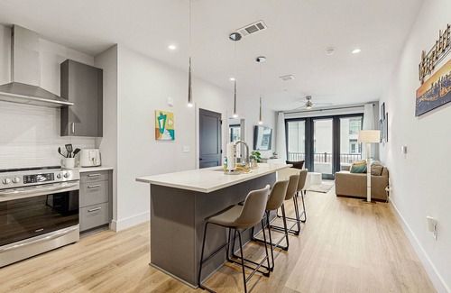 West End Condominio | 3rd-floor midtown condo next to Centennial Park with outdoor pool, gym, balcony
