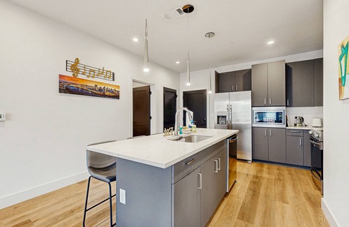 West End Condominio | 3rd-floor midtown condo next to Centennial Park with outdoor pool, gym, balcony