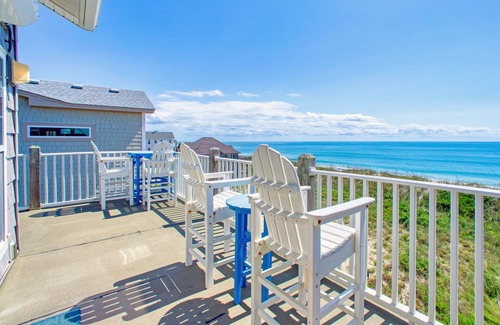 Hatteras Condominio | 3rd-floor oceanfront condo with private deck, outdoor pool, hot tub - dog-friendly