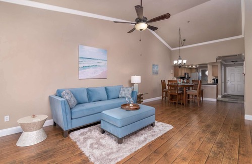 Highland Lake Estates Condominio | NUEVO, justo a tiempo para el verano! Beach Villa que ofrece balcón privado, vista sombreada de la ensenada de la copa de un árbol, WiFi