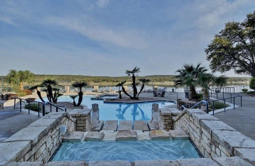 Highland Lake Estates Condominio | NUEVO, justo a tiempo para el verano! Beach Villa que ofrece balcón privado, vista sombreada de la ensenada de la copa de un árbol, WiFi