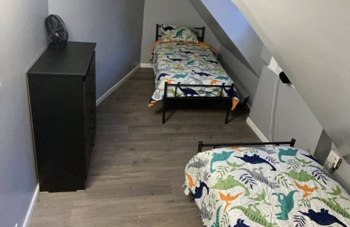 Irvington Apartamento | 3rd flr Quaint & cozy Two Bedroom apt Close to NY- American dream Mall and more.