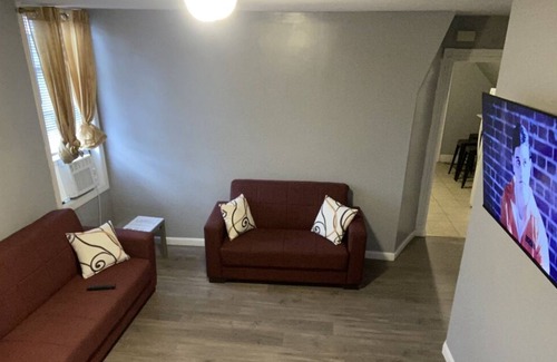 Irvington Apartamento | 3rd flr Quaint & cozy Two Bedroom apt Close to NY- American dream Mall and more.