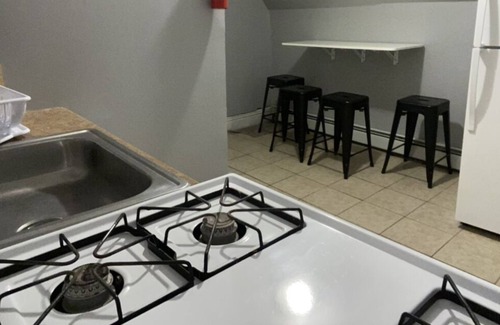 Irvington Apartamento | 3rd flr Quaint & cozy Two Bedroom apt Close to NY- American dream Mall and more.