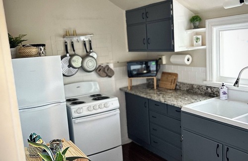 Williamsport Apartamento | "3Thirty2" - near IPT, 10min to LLW Series-AC/off street parking
