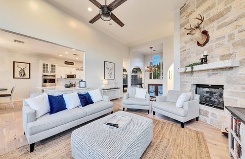 Highland Lake Estates Casa | -Nuevo listado: elegante retiro de 4,000 pies cuadrados con vista al lago y piscina al oeste de Austin