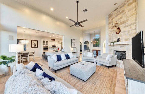 Highland Lake Estates Casa | -Nuevo listado: elegante retiro de 4,000 pies cuadrados con vista al lago y piscina al oeste de Austin