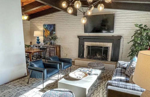 Tahoe Island Cabina | $4,200/mo-Furnished Ski Lease in South Lake Tahoe, 15 minutes to Heavenly Resort