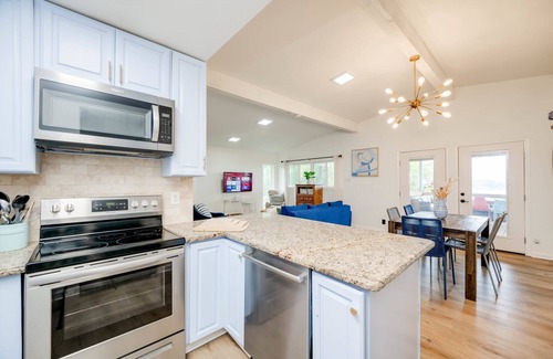 Canyon Lake Casa | 4 3 two King Beds Perfect Sunset Lake Views Pickleball Fire pit Lvl2 EV POA Pool