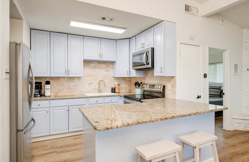 Canyon Lake Casa | 4 3 two King Beds Perfect Sunset Lake Views Pickleball Fire pit Lvl2 EV POA Pool