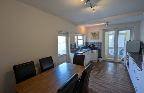 Hanham Casa | 4/5 bed terraced family home Bristol w parking