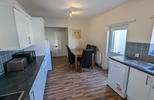 Hanham Casa | 4/5 bed terraced family home Bristol w parking