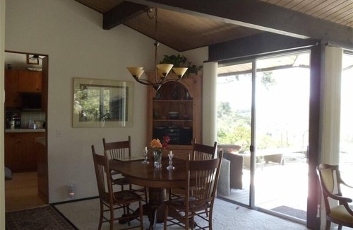 Mission Canyon Casa | $ 4,400. 00 / mes - ¡Casa de cristal de los amantes de la naturaleza con vistas ilimitadas!
