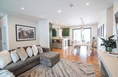 Barrie Casa | 4 Acre Estate | 7 Bedrooms | Sleeps 20 | 5min to Downtown