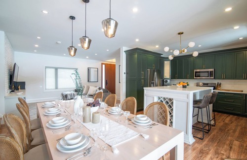 Barrie Casa | 4 Acre Estate | 7 Bedrooms | Sleeps 20 | 5min to Downtown