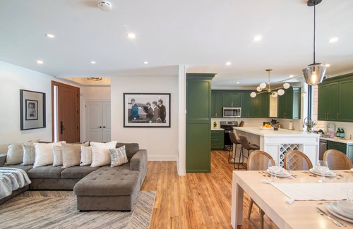 Barrie Casa | 4 Acre Estate | 7 Bedrooms | Sleeps 20 | 5min to Downtown