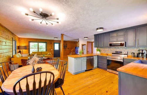 Canadensis Chalet De Esquí | 4 Acre Oasis: Heated Pool, Hot Tub & Gameroom