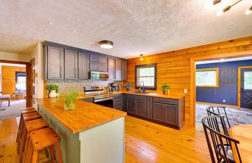 Canadensis Chalet De Esquí | 4 Acre Oasis: Heated Pool, Hot Tub & Gameroom