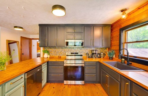 Canadensis Chalet De Esquí | 4 Acre Oasis: Heated Pool, Hot Tub & Gameroom