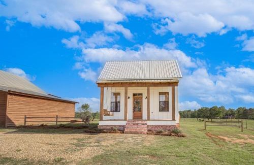 Ludlow Casa | 4-Acre Plot Farmhouse-Chic Retreat in Forest!
