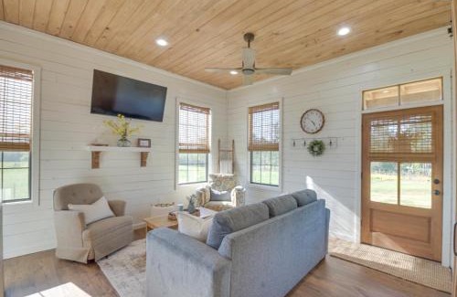 Ludlow Casa | 4-Acre Plot Farmhouse-Chic Retreat in Forest!