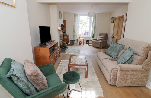 Stratford-upon-Avon Cabaña | 4 ARTHUR ROAD, pet friendly, with a garden in Stratford-Upon-Avon