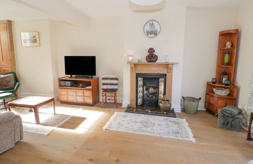 Stratford-upon-Avon Cabaña | 4 ARTHUR ROAD, pet friendly, with a garden in Stratford-Upon-Avon