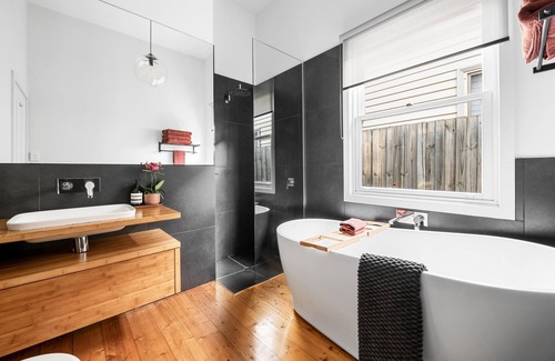 Northcote Casa | 4 b/r house in Westgarth/Northcote with huge garden 15 min to tennis.