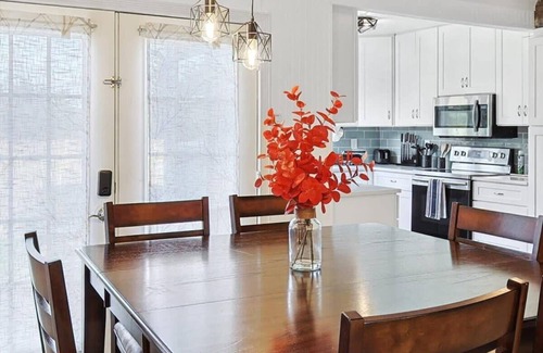 Weatherford Casa | 4-BD,2-BA Home Retreat, Laundry, Backyard