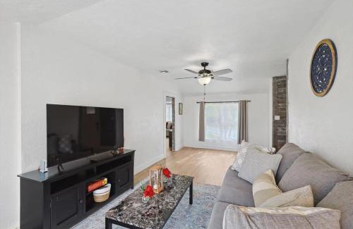 Weatherford Casa | 4-BD 2-BA Home Retreat Laundry Backyard