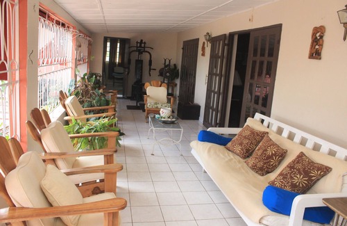 Port Maria Casa | 4 BD / 3 1/2 BA Farmhouse ~ Ubicado en las frescas colinas de St. Mary, Jamaica