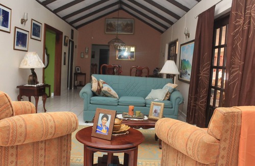 Port Maria Casa | 4 BD / 3 1/2 BA Farmhouse ~ Ubicado en las frescas colinas de St. Mary, Jamaica