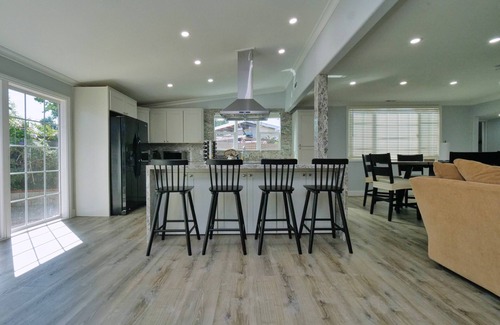 Hayward Casa | 4 Bd 4 Ba w/ Private Studio 10 G WIFI and AC