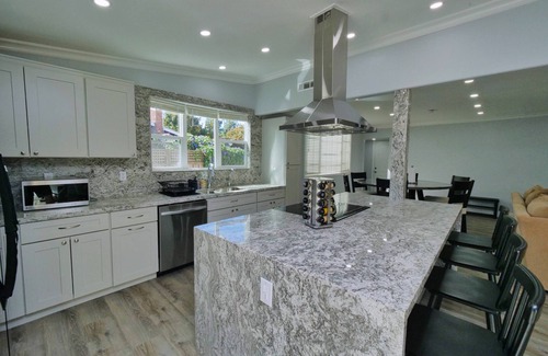 Hayward Casa | 4 Bd 4 Ba w/ Private Studio 10 G WIFI and AC