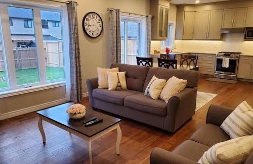 Stratford Casa | 4 BD Family Retreat - Basement not Included